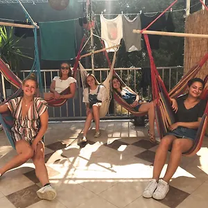  Hostel Wonderful World